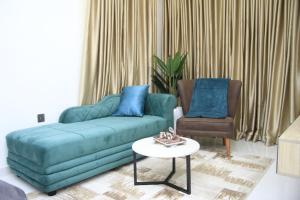 Istumisnurk majutusasutuses Cosy 2-Bedroom Apartment With Superfast Wifi and 24x7 Security and Electricity