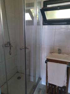 皮維尼亞別墅的住宿－SUOMI，带淋浴和盥洗盆的浴室
