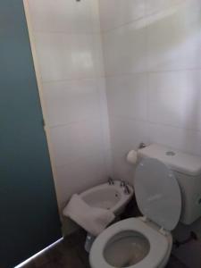 ein kleines Bad mit WC und Waschbecken in der Unterkunft SUOMI in Villa Pehuenia