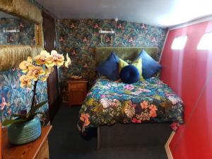 Postel nebo postele na pokoji v ubytování JASMINE CORAL JAY Boutique Boatel Ocean Village