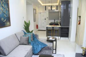 พื้นที่นั่งเล่นของ Cosy 2-Bedroom Apartment With Superfast Wifi and 24x7 Security and Electricity