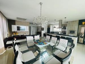 a dining room and kitchen with a table and chairs at Cobertura Infinity Blue - Itapema/SC in Itapema