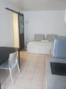 ein Wohnzimmer mit Sofa und Tisch in der Unterkunft La Casa de Loulou in Bourges