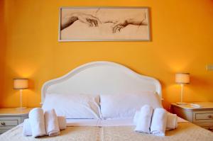 ローマにあるVista San Pietroのベッドルーム1室(白いベッド1台、テーブル2台、ランプ2つ付)