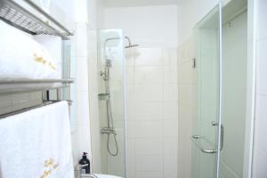 Vannituba majutusasutuses Cosy 2-Bedroom Apartment With Superfast Wifi and 24x7 Security and Electricity