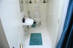 Vannituba majutusasutuses Cosy 2-Bedroom Apartment With Superfast Wifi and 24x7 Security and Electricity