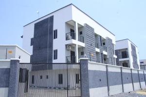 um edifício de apartamentos a preto e branco em Cosy 2-Bedroom Apartment With Superfast Wifi and 24x7 Security and Electricity em Lekki
