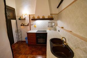 baño con lavabo negro y encimera en Casa Rural Moliner, en Las Cuevas de Cañart