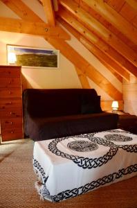 La ThuileChalet écologique à La Thuile avec vue sur montagne的带床和木质天花板的卧室