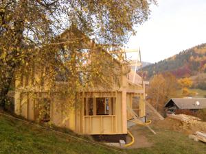 La ThuileChalet écologique à La Thuile avec vue sur montagne的正在田野上建造的房子