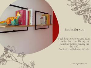 um espelho numa parede com livros e um brinquedo de dinossauro em Gecko guesthouse em Ágios Nikólaos