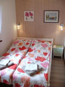 ein Schlafzimmer mit einem Bett mit einer Blumendecke darauf in der Unterkunft Ferienhaus EifelPur in Ahrdorf