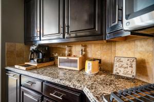 Kuchyň nebo kuchyňský kout v ubytování Luxury & Highly furnished upscale w Patio & Garage + 32 fotografií