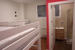 Pokój z 2 łóżkami i łazienką z umywalką w obiekcie Hostel Trovadores w mieście Burgos +30 zdjęć
