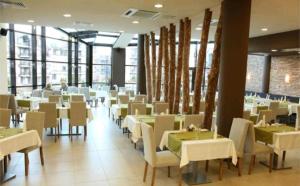 A restaurant or other place to eat at studio by the Pool in Aspen Heights Bansko