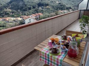 stół z tacą z jedzeniem na balkonie w obiekcie Casita LERICI w mieście Lerici
