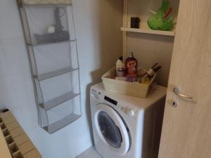 pralka z koszem na górze w obiekcie Casita LERICI w mieście Lerici