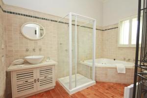 
A bathroom at Pelican Sands Bed & Breakfast
