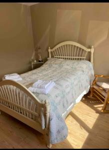 um quarto com uma cama branca e um edredão azul em Peaceful em Myshall