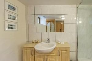 Et badeværelse på Beautiful 16th Century Ty Cerrig Cottage, set in stunning grounds with great views + 16 billeder