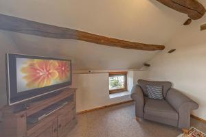 Et tv og/eller underholdning på Beautiful 16th Century Ty Cerrig Cottage, set in stunning grounds with great views