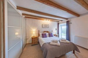מיטה או מיטות בחדר ב-Beautiful 16th Century Ty Cerrig Cottage, set in stunning grounds with great views
