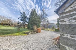 Vrt ispred objekta Beautiful 16th Century Ty Cerrig Cottage, set in stunning grounds with great views