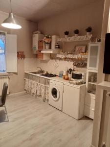 cocina con lavadora y lavadora en Casa Alex, en Cascina