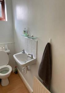 Bathroom sa 6 Bedroom House For Corporate Stays in Corby Suitable for Nightshift Workers