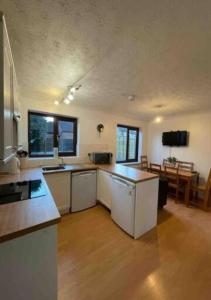 Kitchen o kitchenette sa 6 Bedroom House For Corporate Stays in Corby Suitable for Nightshift Workers