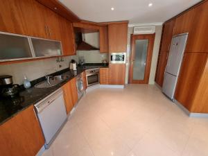 Apartamento em Tavira by Homekeysにあるキッチンまたは簡易キッチン