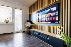 Televízia a/alebo spoločenská miestnosť v ubytovaní Apartament SunForYou 2