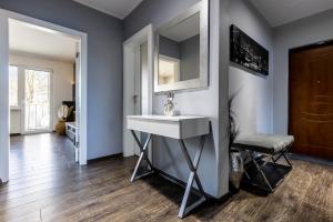 Televízia a/alebo spoločenská miestnosť v ubytovaní Apartament SunForYou 2