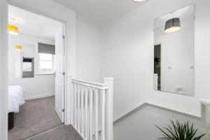Katil atau katil-katil dalam bilik di The Holt-Ideal for Contractors- Heartwarming 2 Bedrooms Apartment-Parking