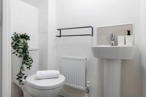 Bathroom sa The Holt - 2 Double Bedrooms with Parking