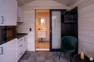a kitchen with a green chair and a sink at Flatmoen Natur Lodge in Alta