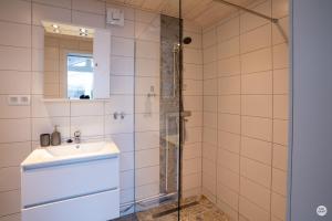 a bathroom with a sink and a shower at Flatmoen Natur Lodge in Alta