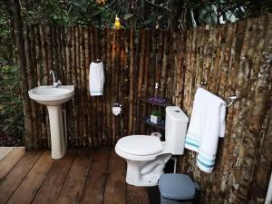 a bathroom with a toilet and a sink at Glamping Amazonas in Leticia