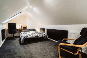 um quarto com uma cama, uma secretária e cadeiras em Turves Place, 3 Bedroom property/near MCR Airport em Cheadle Hulme