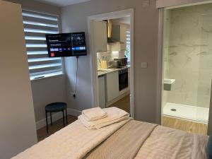 una camera con letto, TV e cucina di No 73 Aparthotel a Cambridge Altre 40 foto