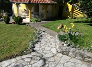 Aed väljaspool majutusasutust Apartman Lora