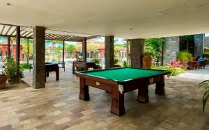 Búzios Beach Resort tesisinde bir bilardo masası