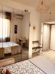 ミラノにあるJOY HOUSE -CENTRAL City Near METRO ARCO DELLA PACE BRERA-entire apartment Perfect for Work & Play, nightlife with AC & Fast WiFi Welcome to the cool JOY HOUSE!のベッド2台とテーブルのある寝室