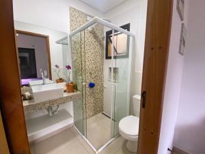 un bagno con doccia, WC e lavandino di Suíte aconchegante a Ilhabela