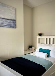 Кровать или кровати в номере Three Bedroom City Home with Garden