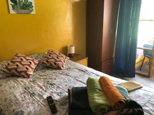 1 dormitorio con 1 cama con 2 almohadas en Intihuatana Hostel en Pisac