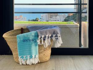 Habitación con mesa y vistas al océano en Tyba Deluxe Apartment, en Alicante