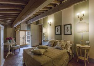una camera con un grande letto di Casa del Fattore by MC Luxury Rentals a Capannori