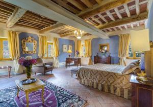 una camera con letto e un soggiorno di Casa del Fattore by MC Luxury Rentals a Capannori