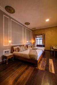 a bedroom with two beds in a room at Casa Bolívar Hotel Museo in Loja